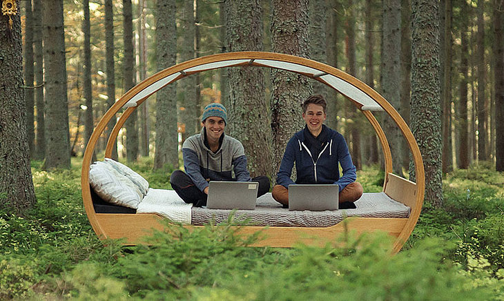 [Translate to Englisch:] Jugendliche sitzen im Wald