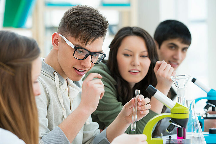 Interventionsstudien zu flex-based Learning Eine Gruppe Jugundlicher beim Forschen